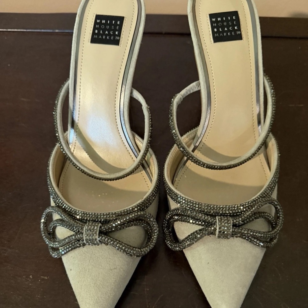 NWOB White House Black Market Dove Gray Pointed Toe Heels with Crystal Trim Bow
